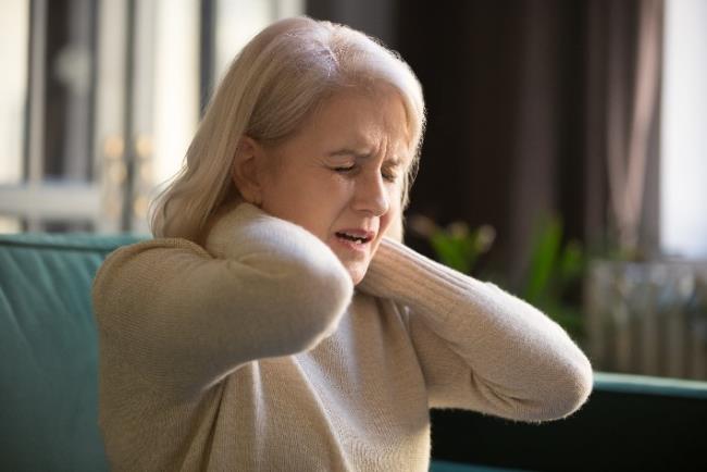 אישה סובלת מכאבים במפרק הנובעים מפיברומיאליגיה (דאבת שרירים